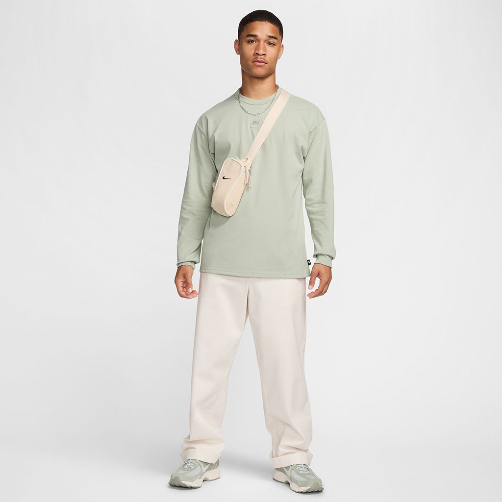 Nike Sportswear Premium Essentials Long Sleeve Tee